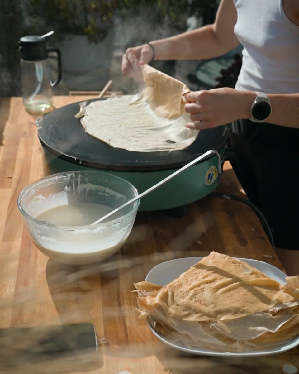Anaïs décolle une crêpe sur son billig